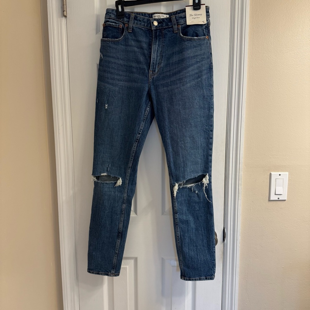 Abercrombie The Skinny High Rise 29 long NWT